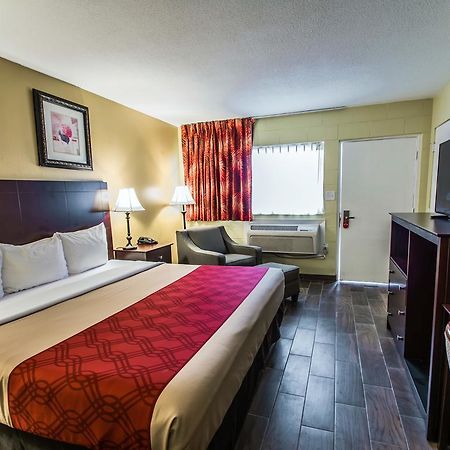 Econo Lodge Cocoa Beach - Near The Port Esterno foto