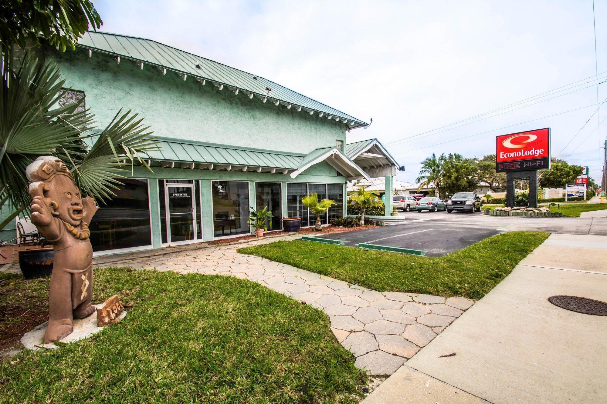Econo Lodge Cocoa Beach - Near The Port Esterno foto